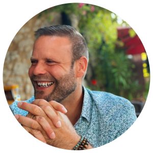 Portretfoto van Bas de Wolff, psychomotorisch therapeut bij Blossom Psychologie