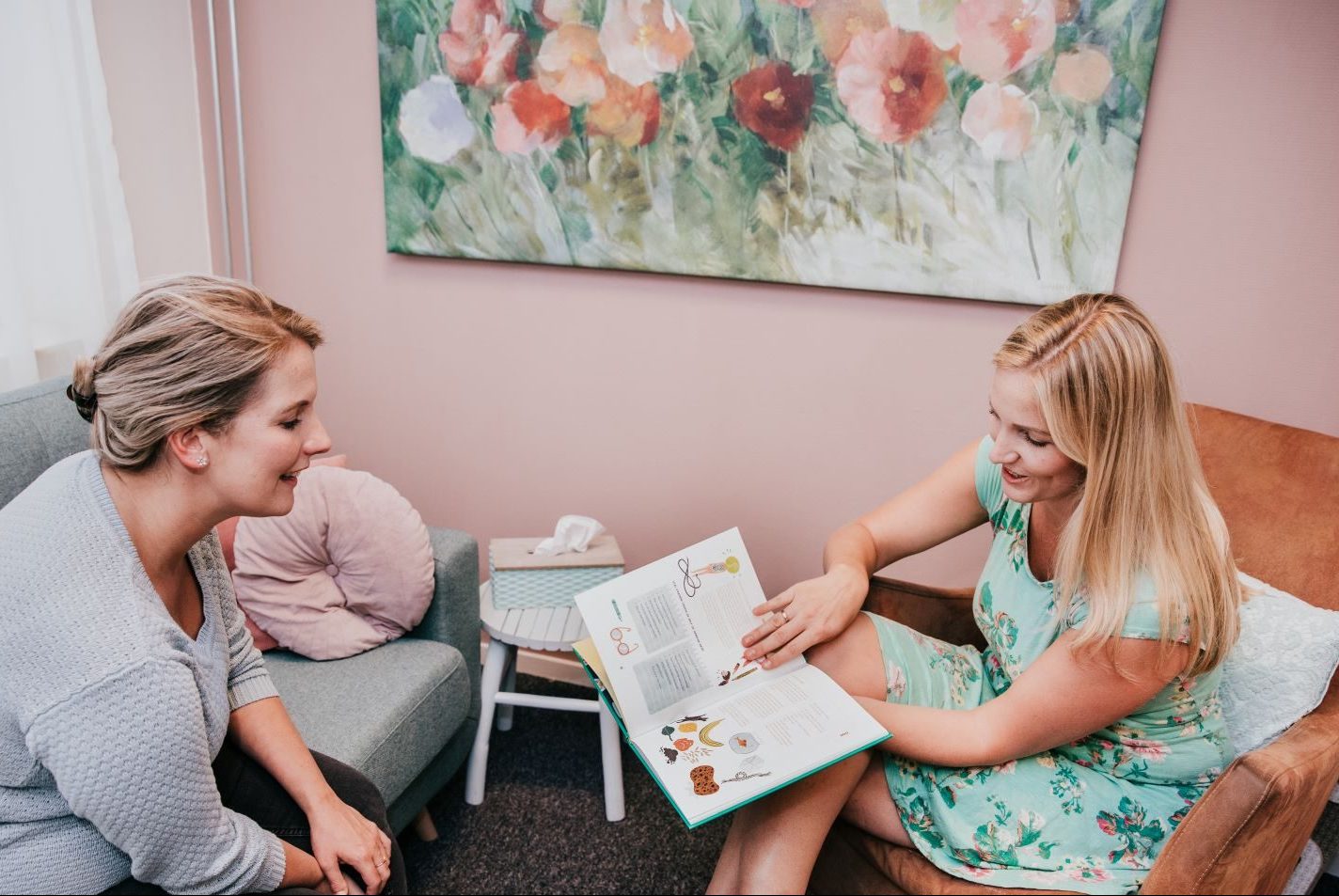 Psycholoog in gesprek met cliënt in de praktijkruimte van Blossom Psychologie