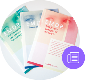 EMDR-informatiefolders op tafel tijdens diagnostiekfase
