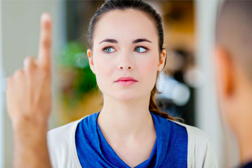 Vrouw volgt vingerbewegingen tijdens een EMDR-behandeling