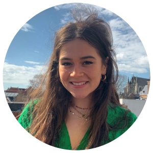 Portretfoto van Britte Mulder, stagiaire bij Blossom Psychologie